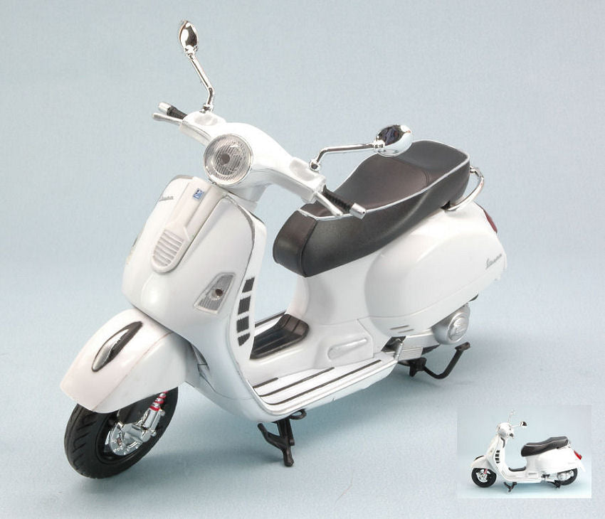 Vespa GTS 300 Super 2008 White – New Ray 1:12