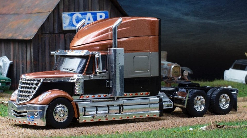 International Lonestar 2010 Met.orange/black – Ixo Model 1:43